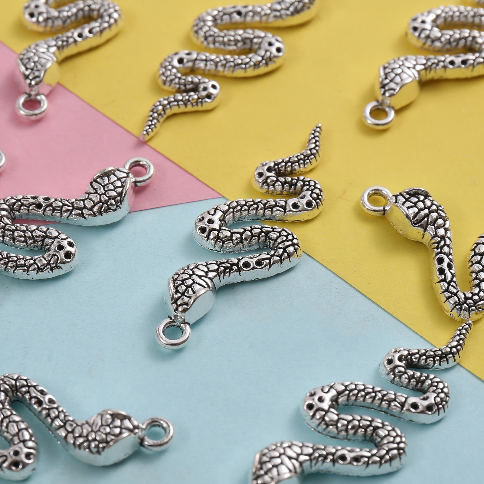 7pcs Distressed Embossed Serpentine Small Pendant Set